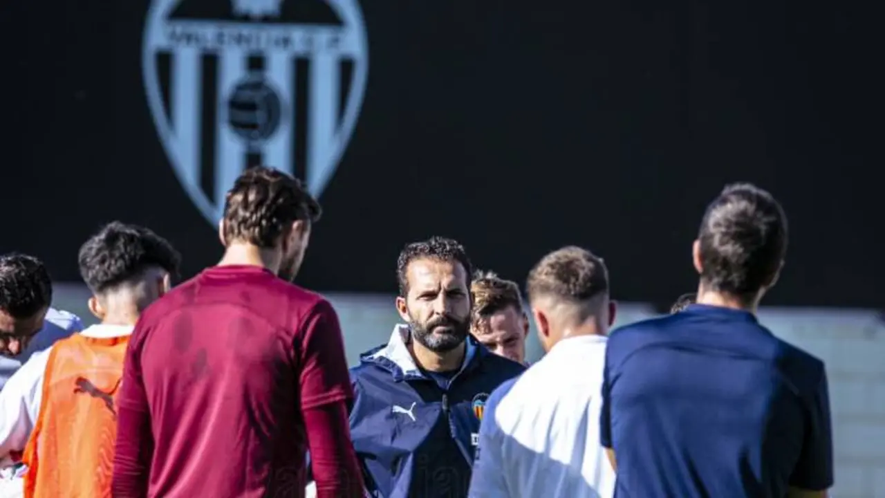 Rub&eacute;n Baraja durante un entrenamiento del equipo en la Ciudad Deportiva. / @valenciacf