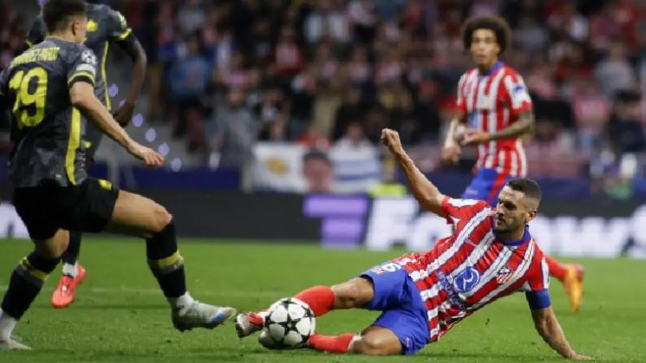 Una jugada del partido entre el Atl&eacute;tico de Madrid y el Lille. /  @atleti