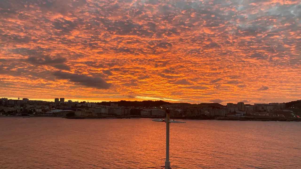 Una de las espectaculares puestas de sol que se pueden ver en A Coru&ntilde;a. / M.M.