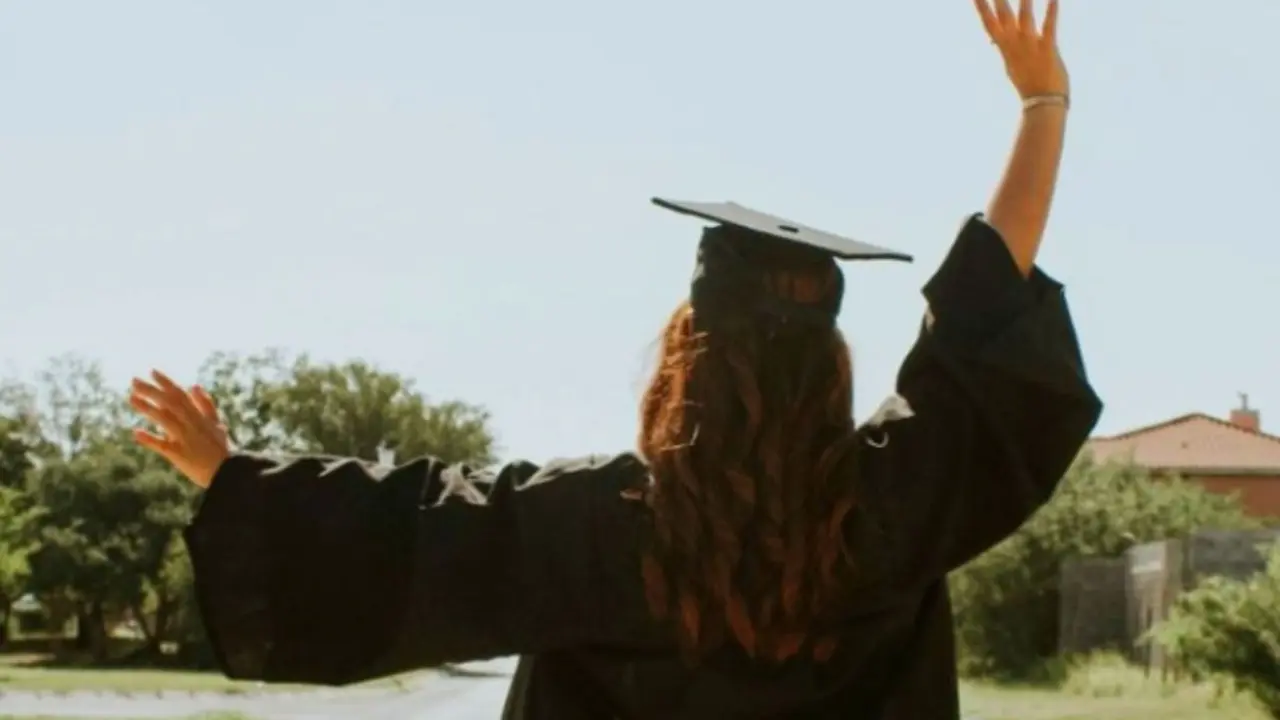 Una mujer gradu&aacute;ndose. / RR SS.