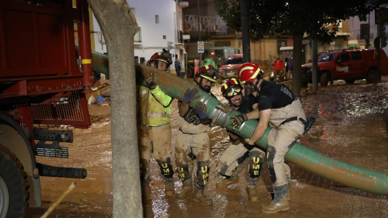 Bombers de la Comunidad Valenciana paliando los efectos de la dana. / Ministerio de Defensa