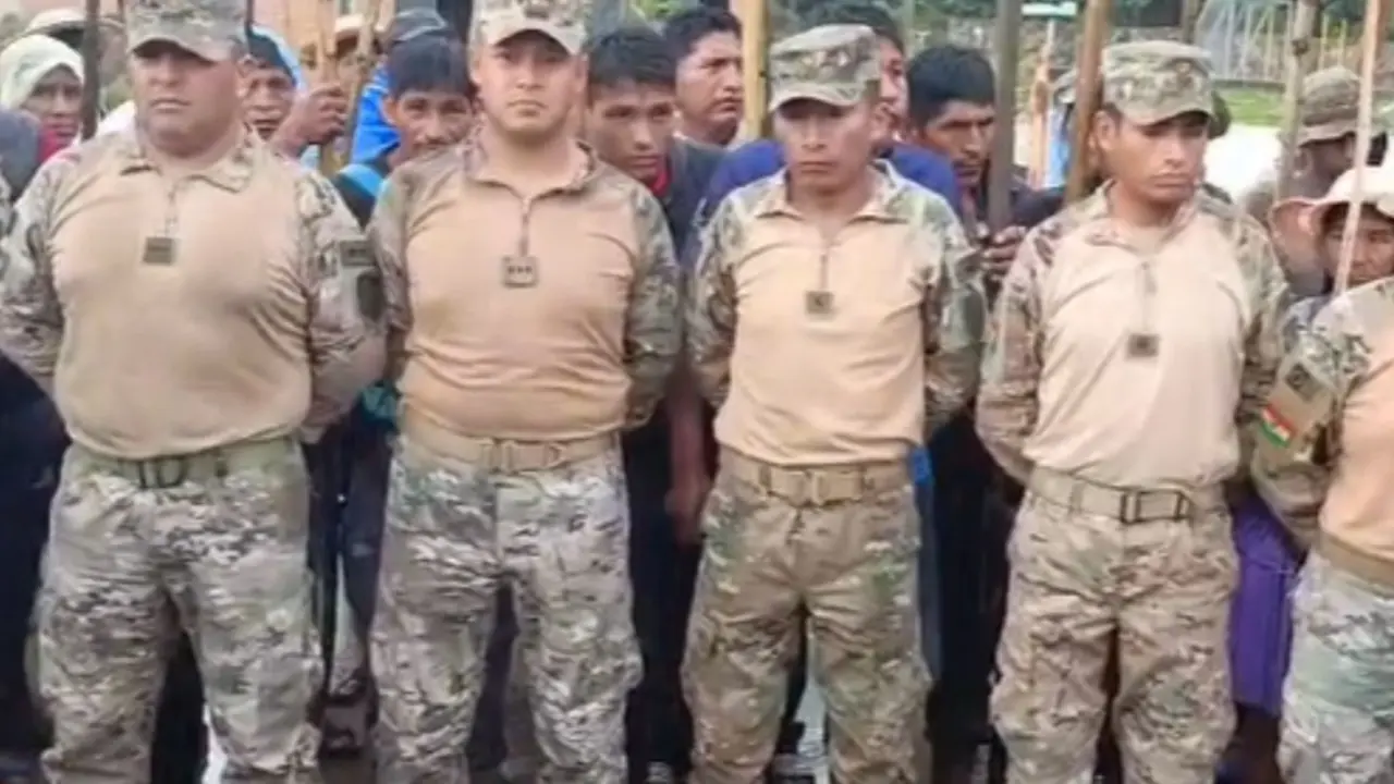 Militares retenidos por los seguidores de Evo Morales en  en Villa Tunari. / Captura de v&iacute;deo