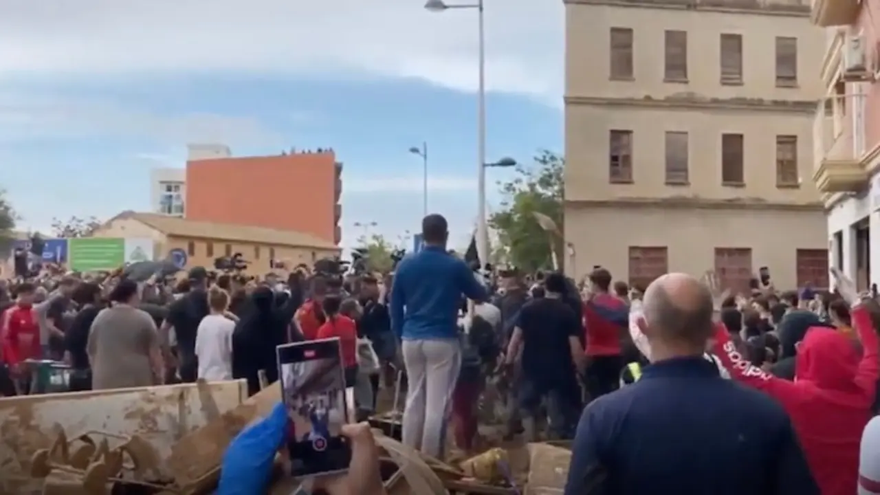 Vecinos de Paiporta alrededor del tumulto. / RR.SS.
