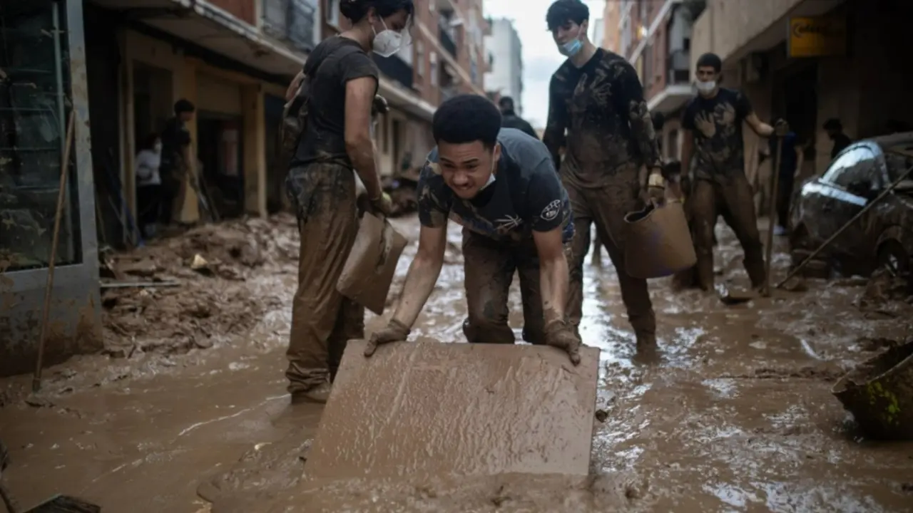 Voluntarios paliando los efectos de la dana. / X.