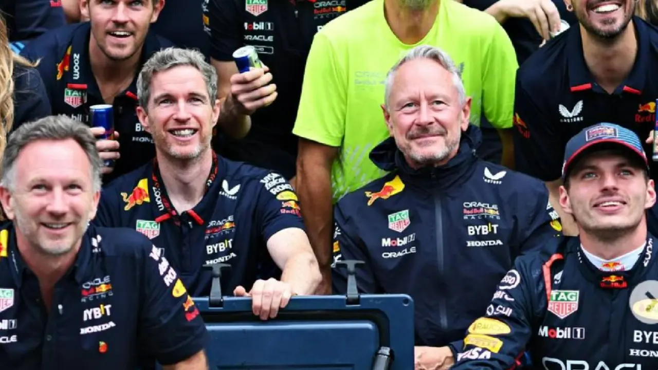 Parte del personal que conforma la escuder&iacute;a, durante la celebraci&oacute;n de la victoria en Brasil. /  @redbullracing