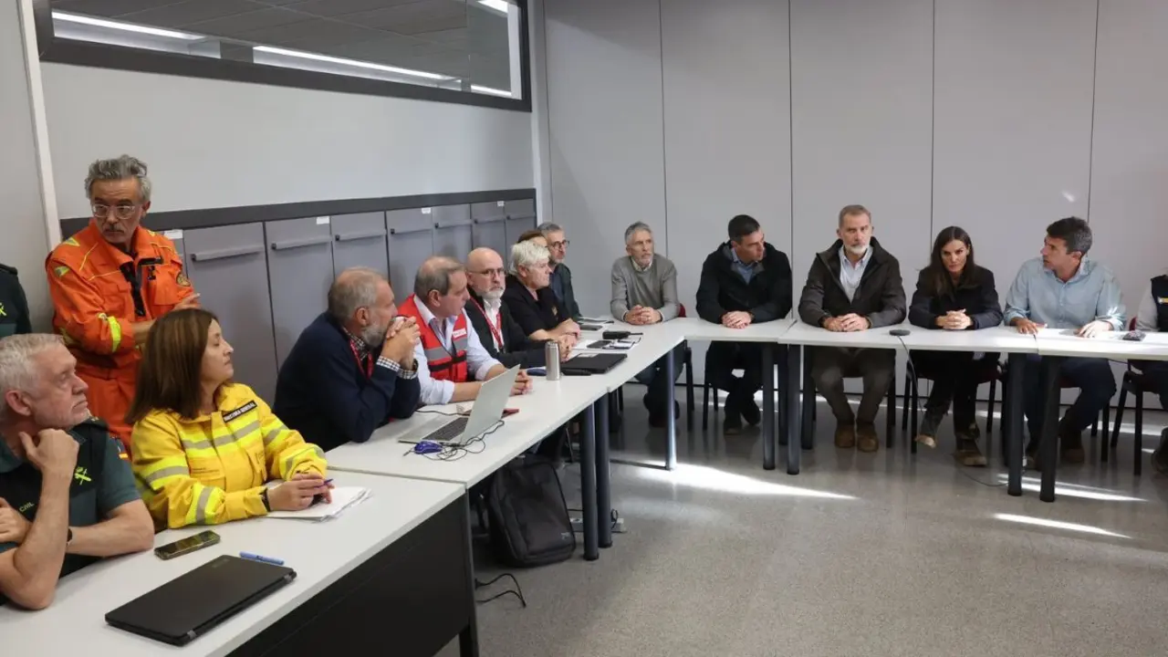 En la imagen, los Reyes Felipe VI y Letizia, junto a Pedro S&aacute;nchez, Carlos Maz&oacute;n y Fernando Grande-Marlaska, en medio de una reuni&oacute;n de la Centro de Coordinaci&oacute;n Operativa Integrado (Cecopi), entidad encargada de manejar a los Puesto de Mando Avanzado (PMA). / @CasaReal.