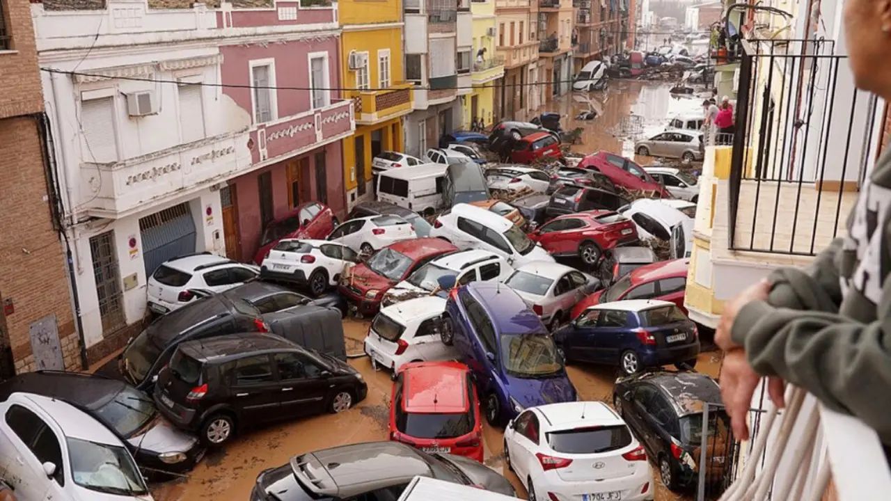 Coches arrastrados por la dana. / X.