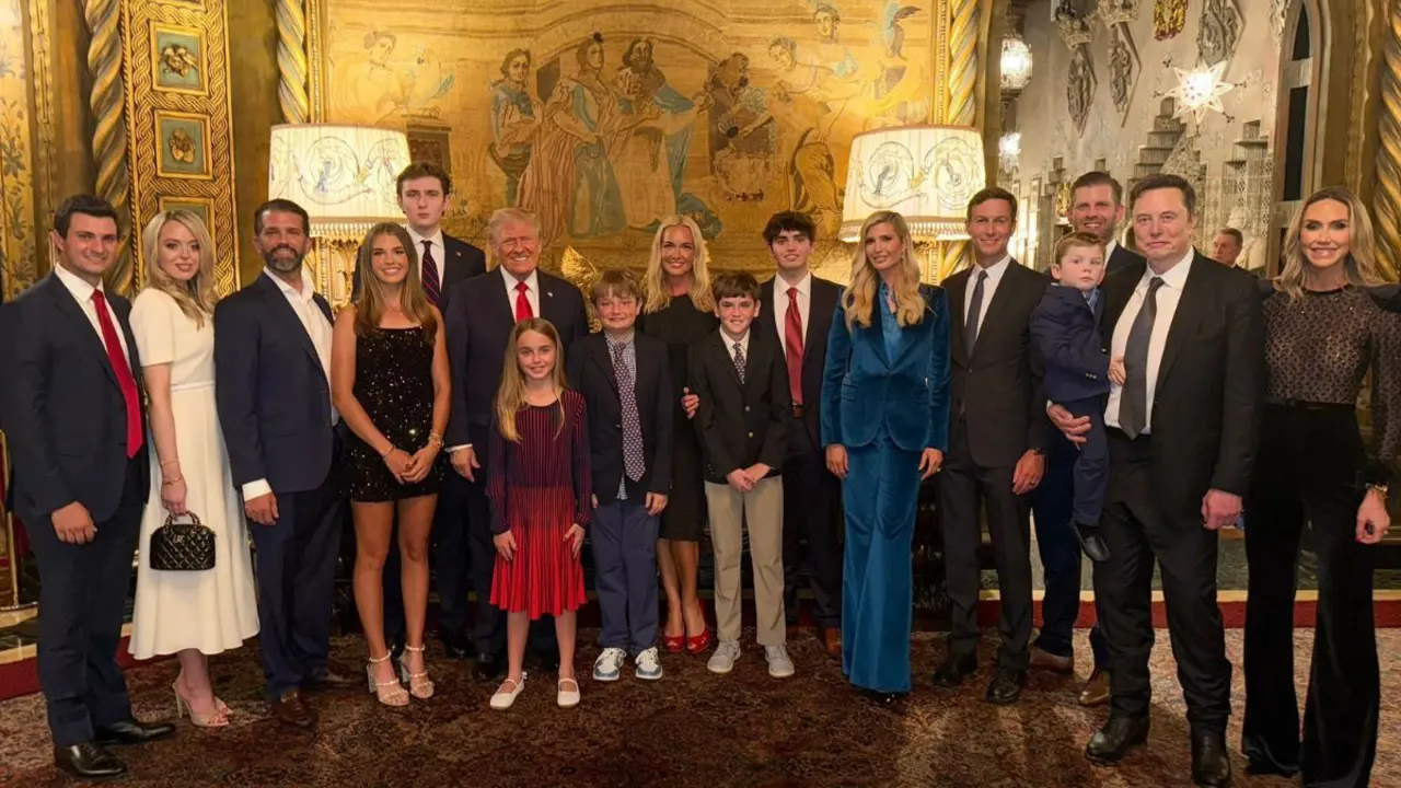Donald Trump, presidente electo de EE UU; junto a parte de su extensa familia y Elon Musk. / @KaiTrumpGolfs.