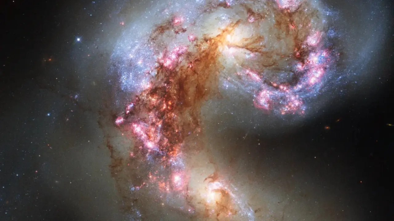 Las Antenas, tambi&eacute;n conocidas como NGC 4038 y NGC 4039 son galaxias ubicadas a unos 65 millones de a&ntilde;os luz de distancia. /NASA