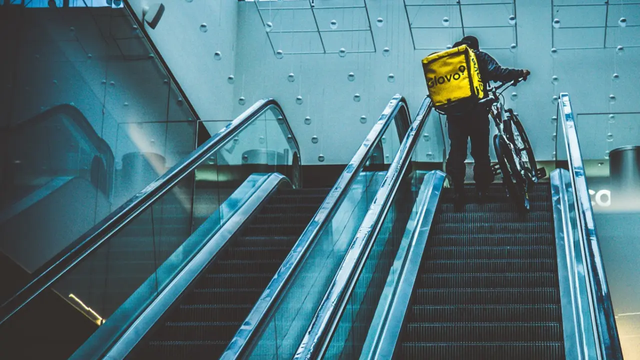 Un repartidor de la empresa Glovo. / Pixabay.