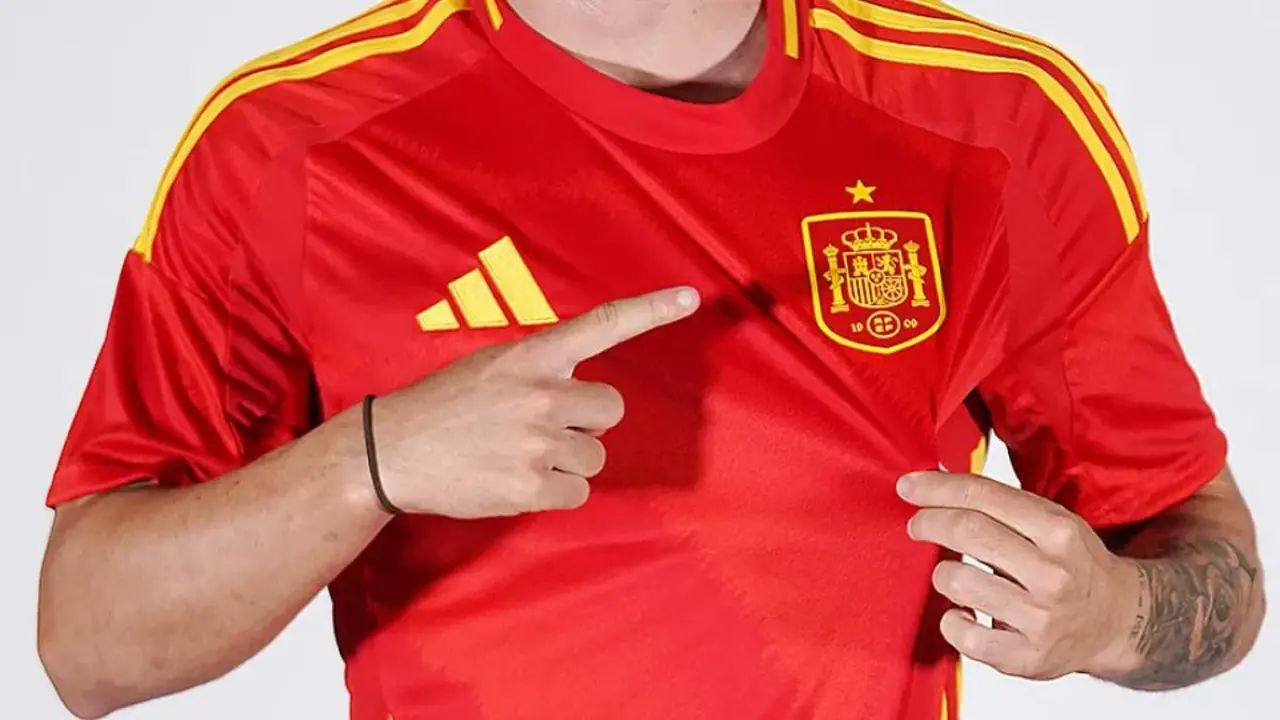 Camiseta de la Selecci&oacute;n espa&ntilde;ola de f&uacute;tbol. /  @sefutbol