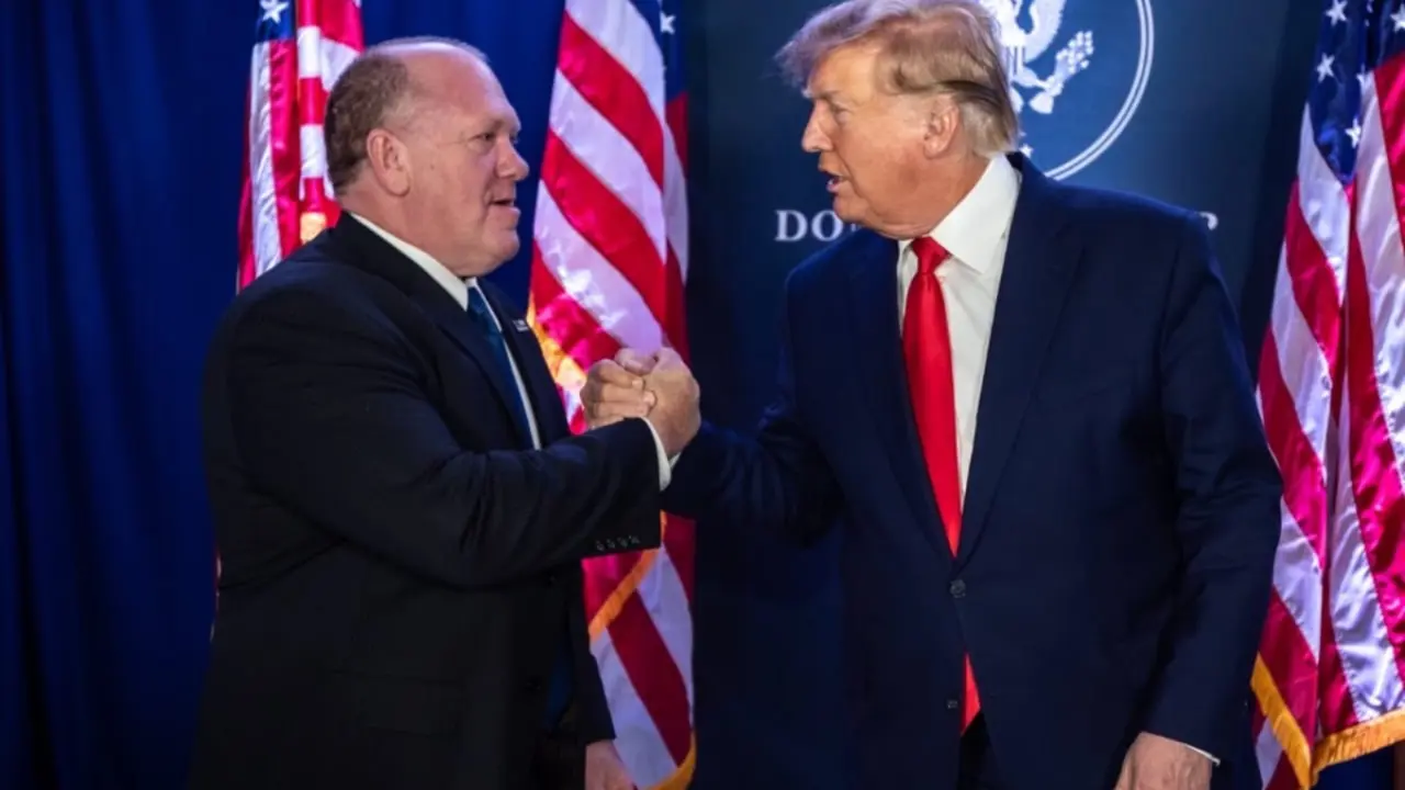 Tom Homan, nuevo director del ICE y Donald Trump. /@RealTomHoman