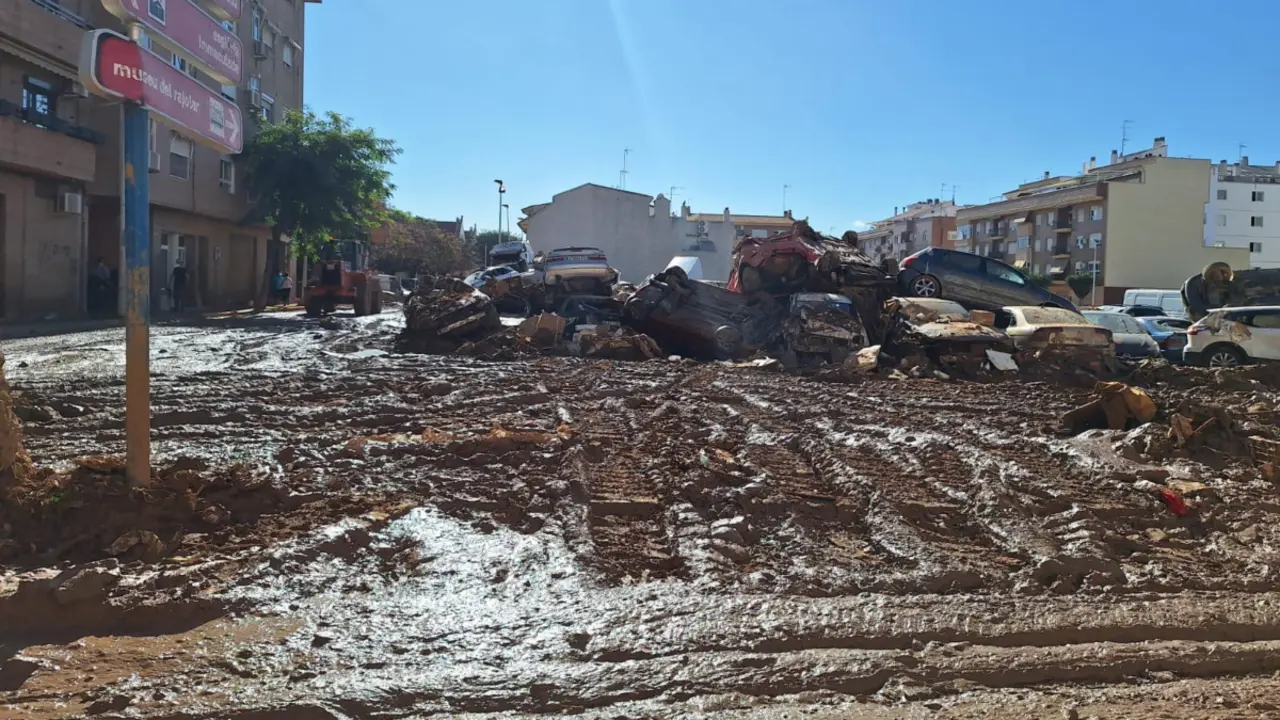 Coches apilados por la dana. / @interiorgob.