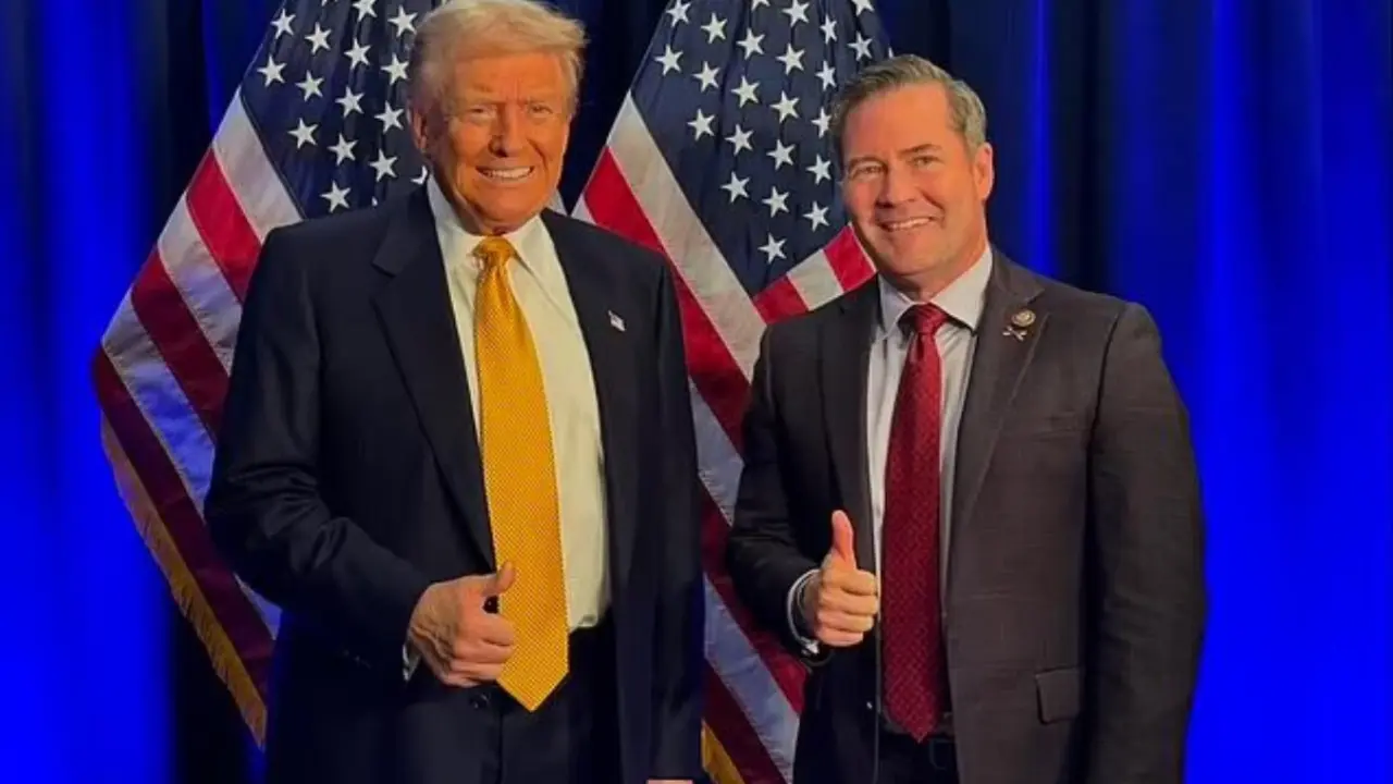 Donald Trump y Mike Waltz. /@KateGoesTech