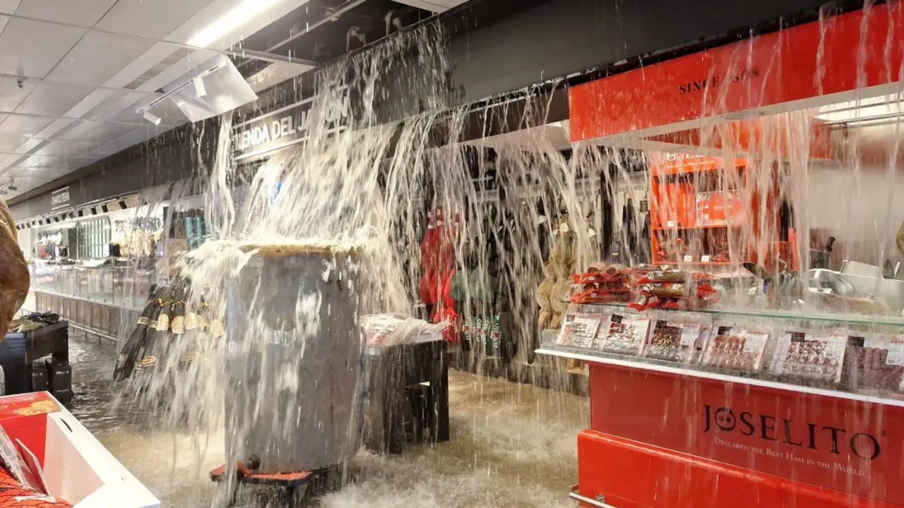 El Corte Ingl&eacute;s, en Malag&aacute;, inundado por la dana. / X.