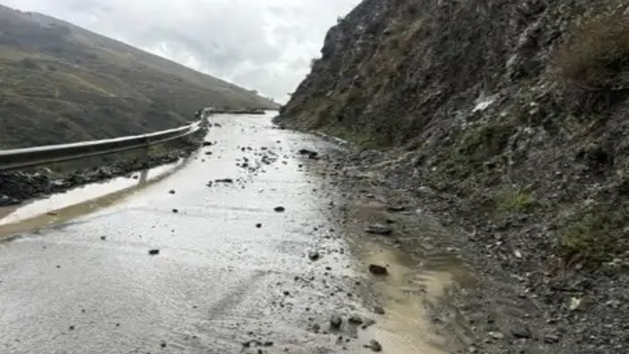 Carretera cortada en M&aacute;laga por la dana. / Delegaci&oacute;n de M&aacute;laga