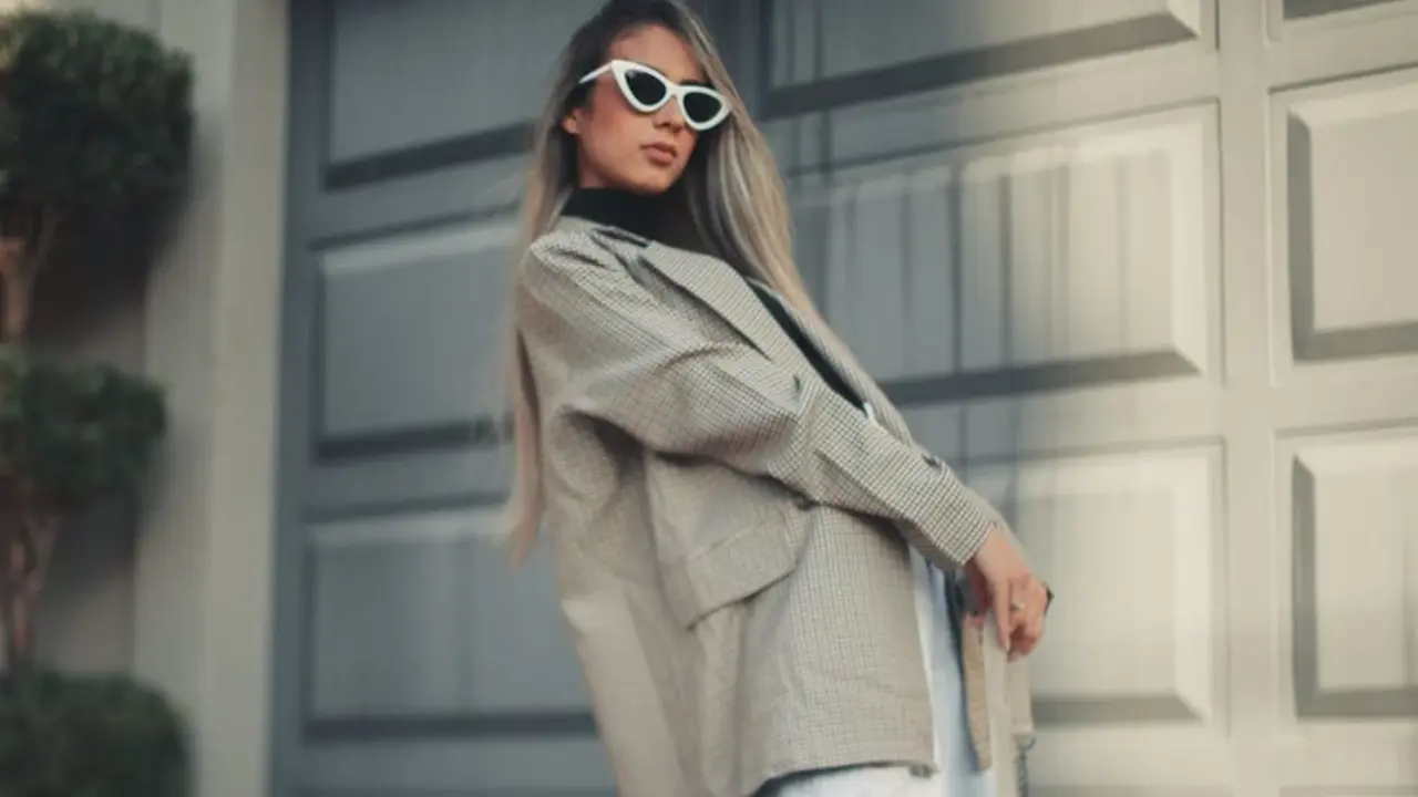 Mujer usando abrigo oversze en color beige claro.