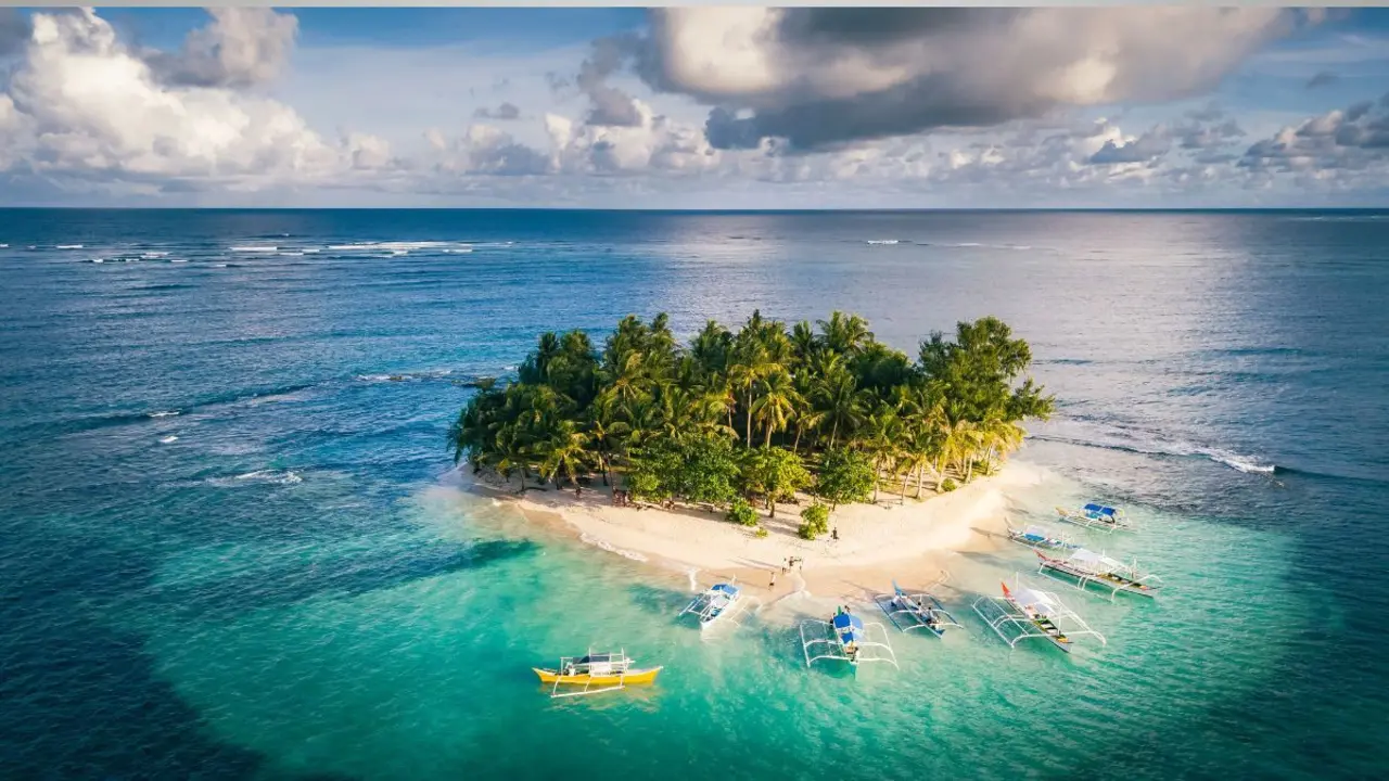 One of the multiple islands in the Philippines. / MundiStyle.