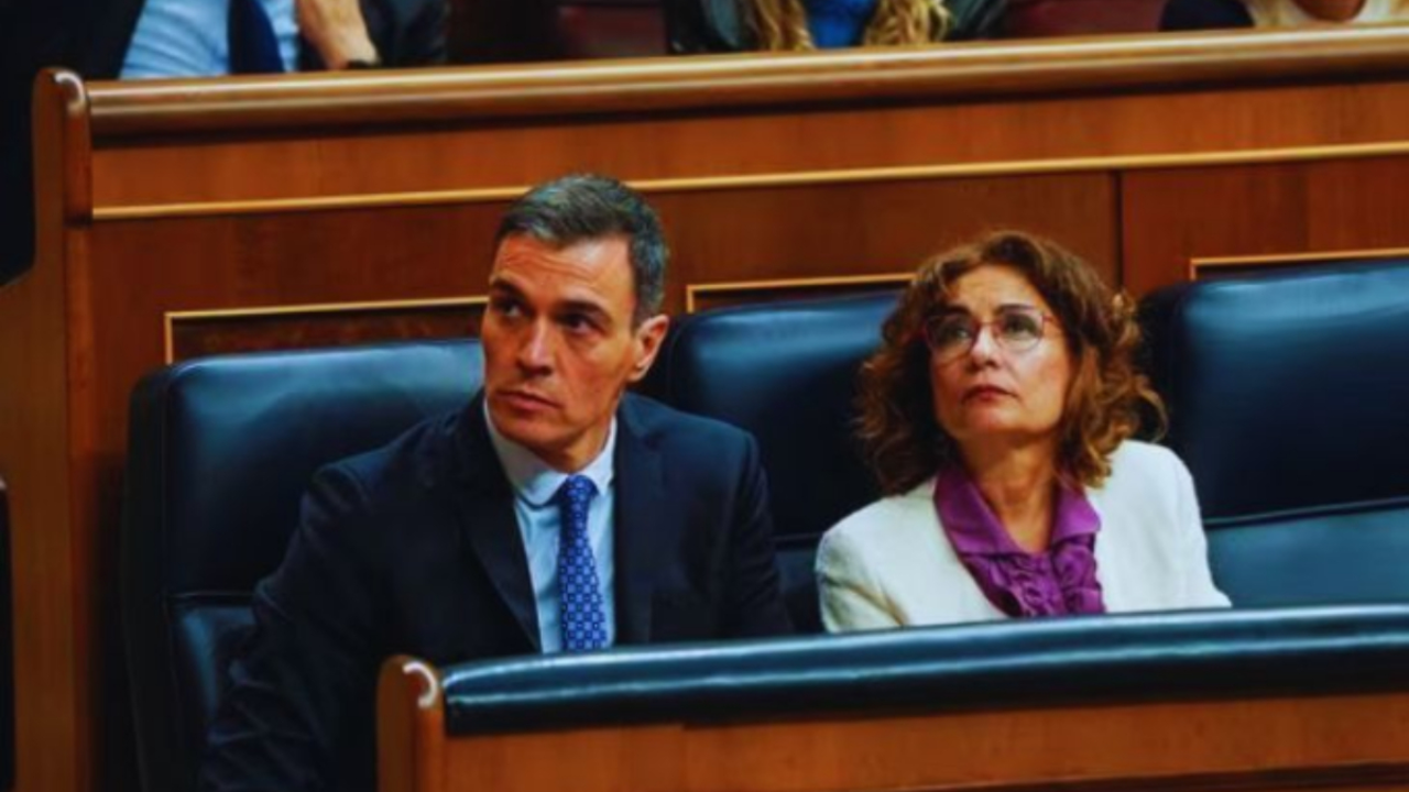 Pedro S&aacute;nchez y Mar&iacute;a Jes&uacute;s Montero, vicepresidenta primera y ministra de Hacienda. / RR.SS.