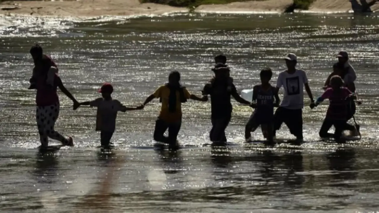 Migrantes cruzando el r&iacute;o Bravo en la frontera de EE UU y M&eacute;xico. / RR SS.