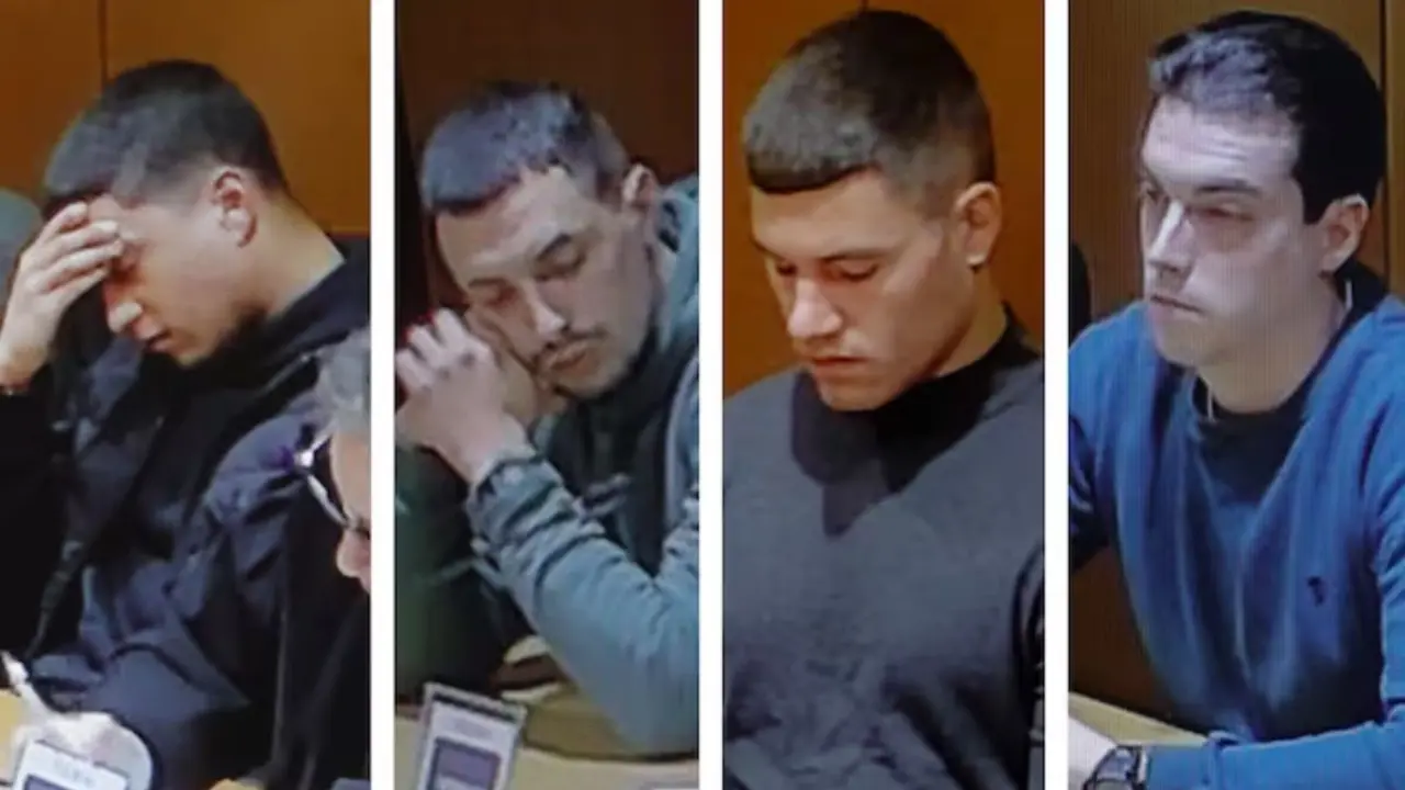 Kaio Amaral, Diego Monta&ntilde;a, Alejandro Freire y Alejandro M&iacute;guez, condenados por el asesinato de Samuel Luiz, en una captura de la pantalla del circuito cerrado de la Audiencia Provincial de A Coru&ntilde;a. / Cadena Ser.