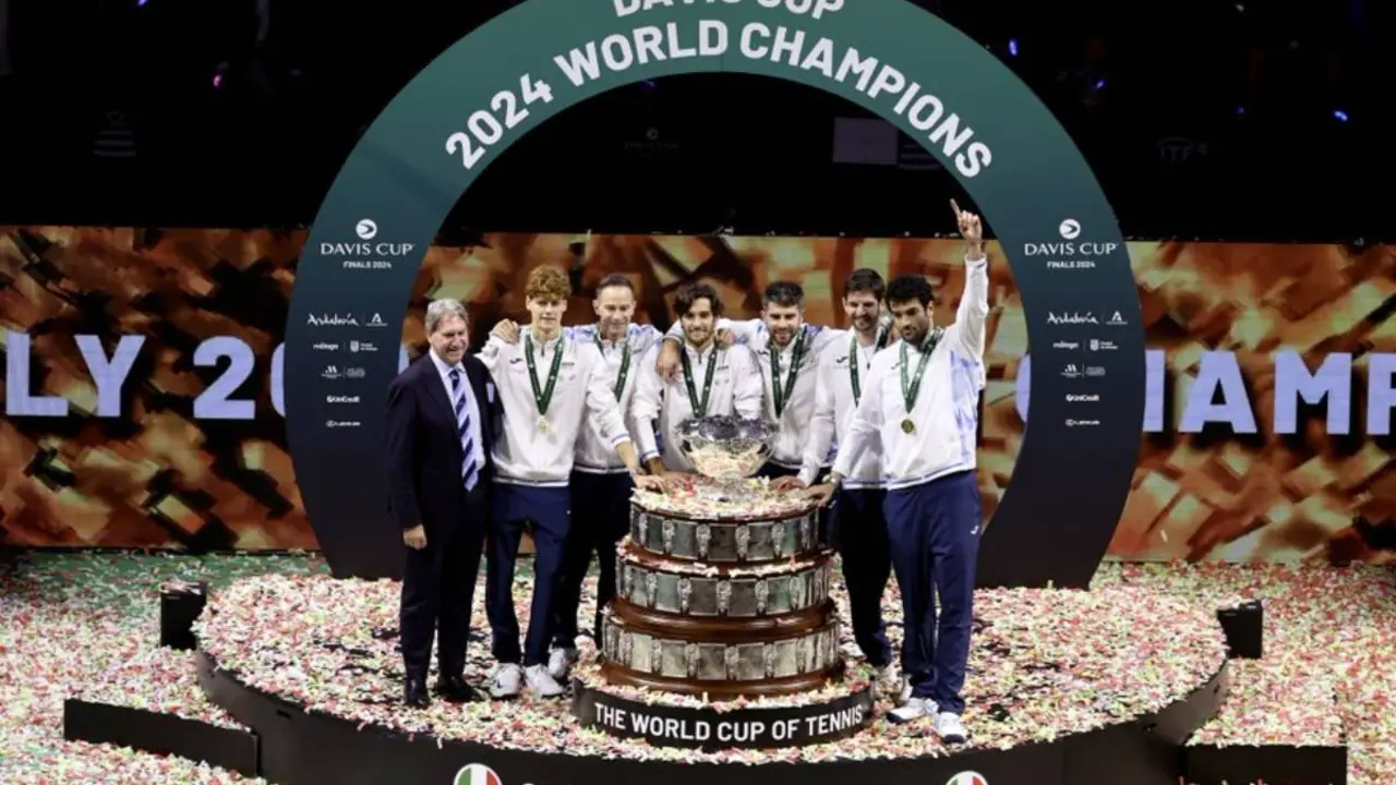 El equipo italiano celebrando su victoria en la Copa Davis 2024. /  @daviscup
