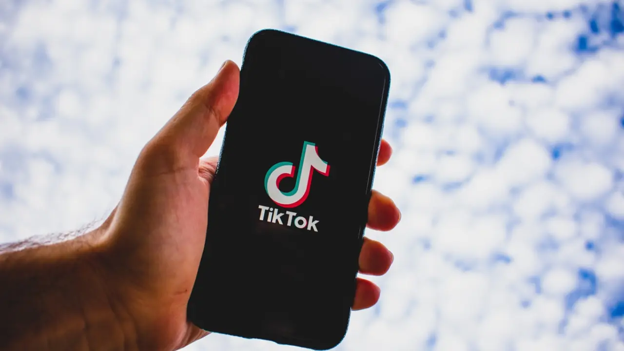 Un m&oacute;vil con el logo de TikTok. / Pixabay.