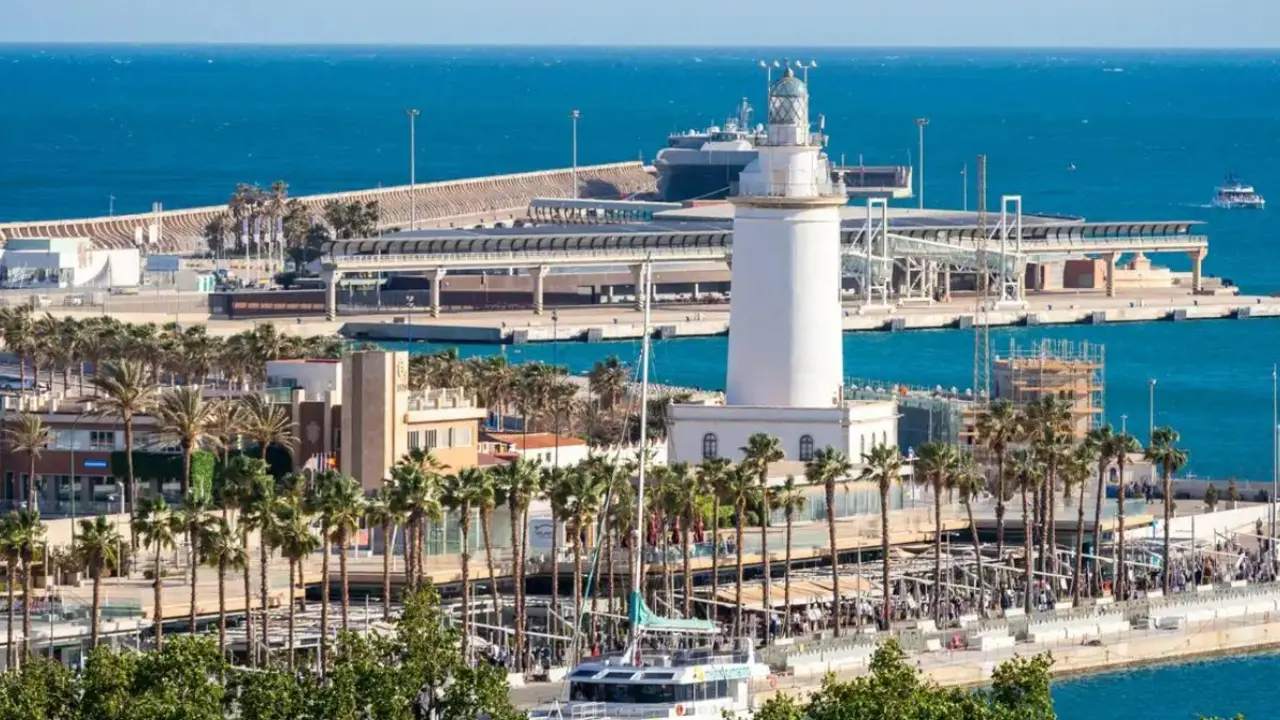 La Farola de M&aacute;laga. / visita.malaga.eu.