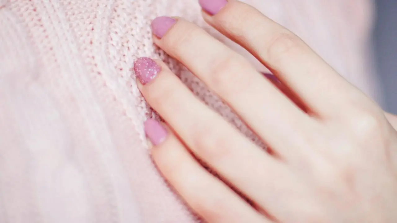 U&ntilde;as de color rosa con efecto gel y purpurina.
