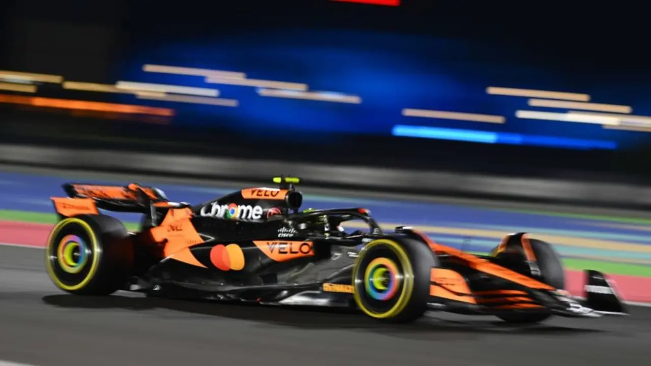 Lando Norris al mando de su McLaren. /  @f1