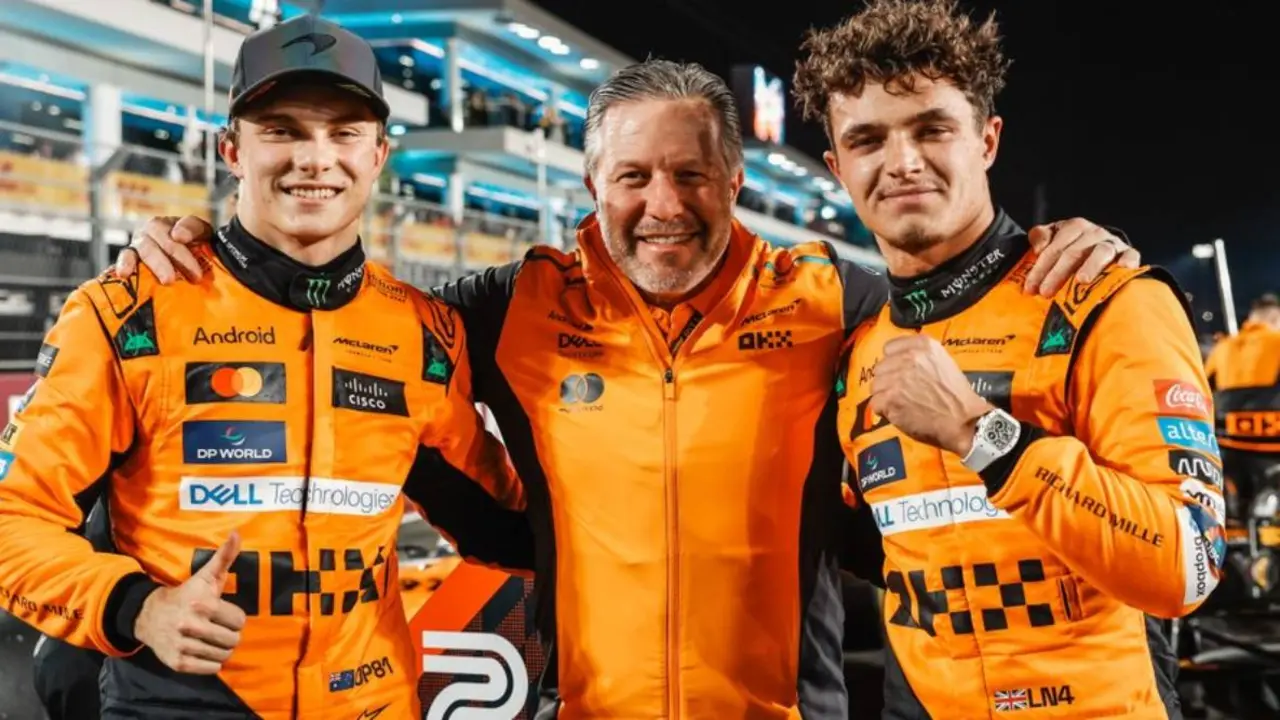 Los pilotos de McLaren posando tras el triunfo de Piastri en el esprint del GP de Qatar. /  @mclarenF1