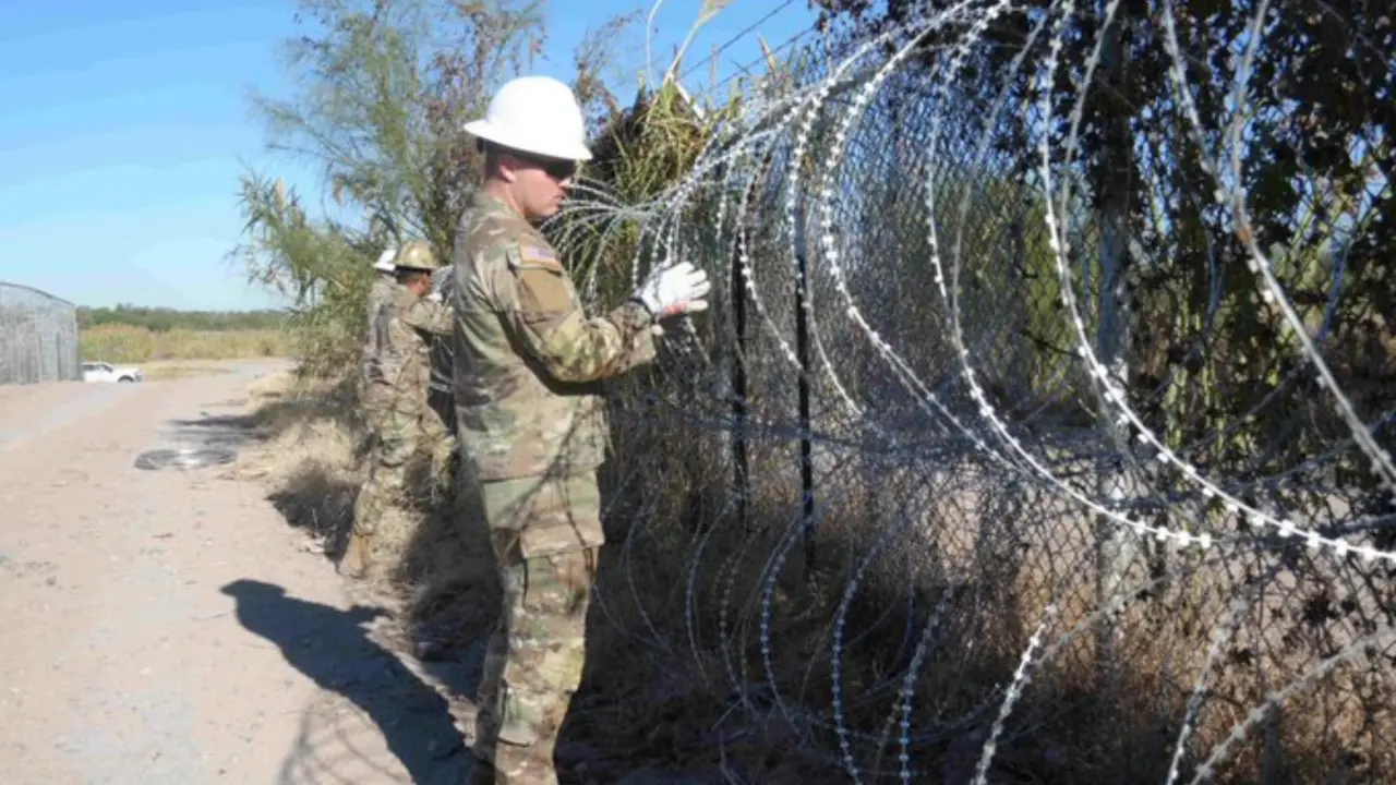 La Guardia Nacional de Texas fortifica una valla con alambre de p&uacute;as en Eagle Pass. / @GregAbbott_TX