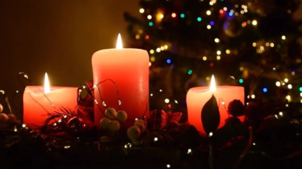 Una decoraci&oacute;n de Navidad con velas y un &aacute;rbol lleno de luces. / Pixabay.