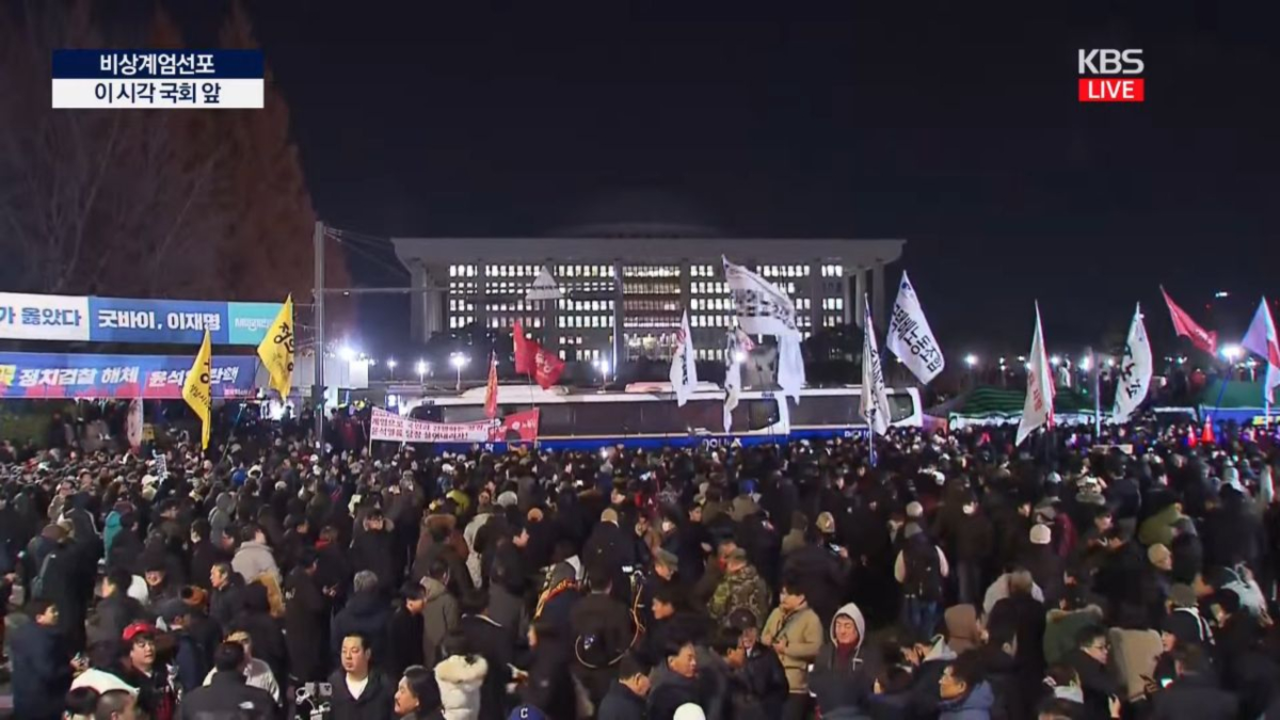 Manifestantes frente a la Asamblea Nacional de Corea del Sur contra el presidente Yoon Suk-yeol. / RR.SS.
