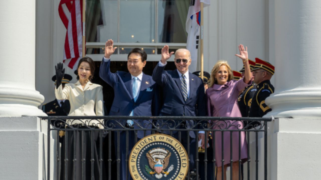 Joe y Jill Biden con el presidente de Corea del Sur, Yoon Suk-yeol y la primera dama Kim Keon-hee. / @POTUS