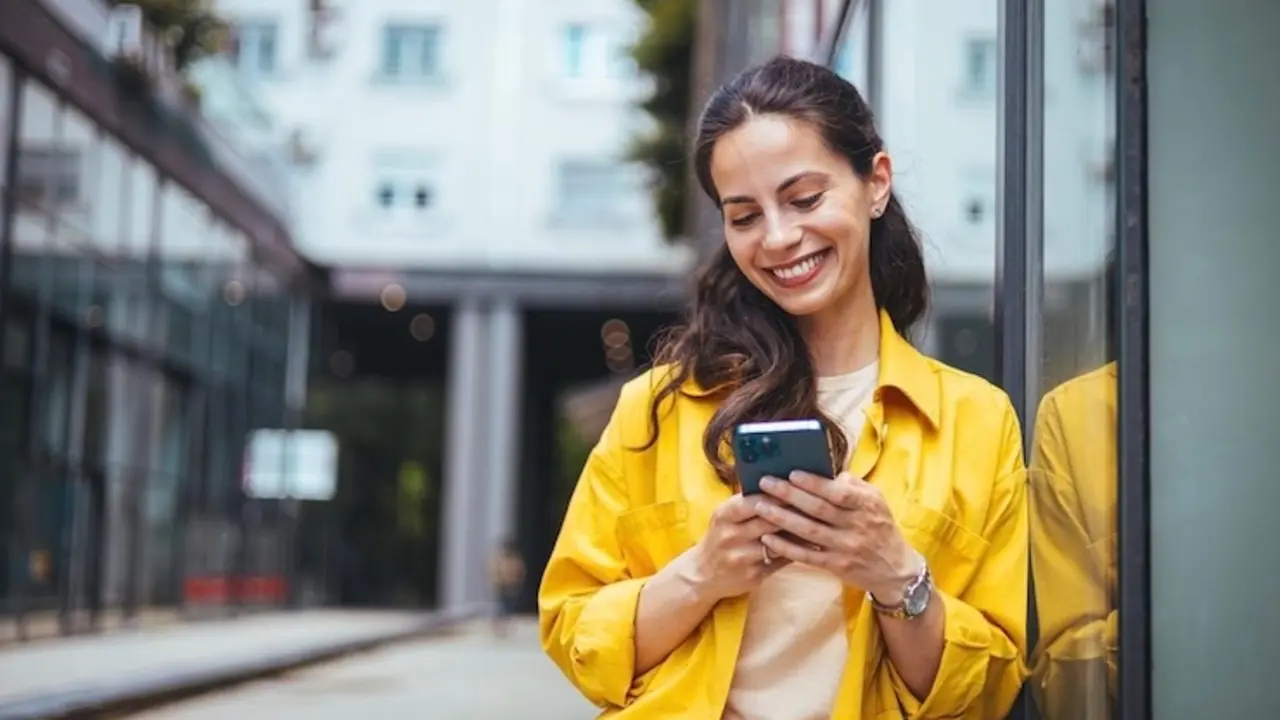 Mujer con un smartphone. / iStock