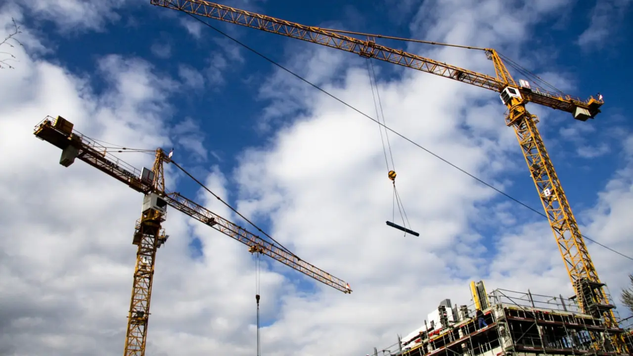 Gr&uacute;as de construcci&oacute;n. / Pixabay.