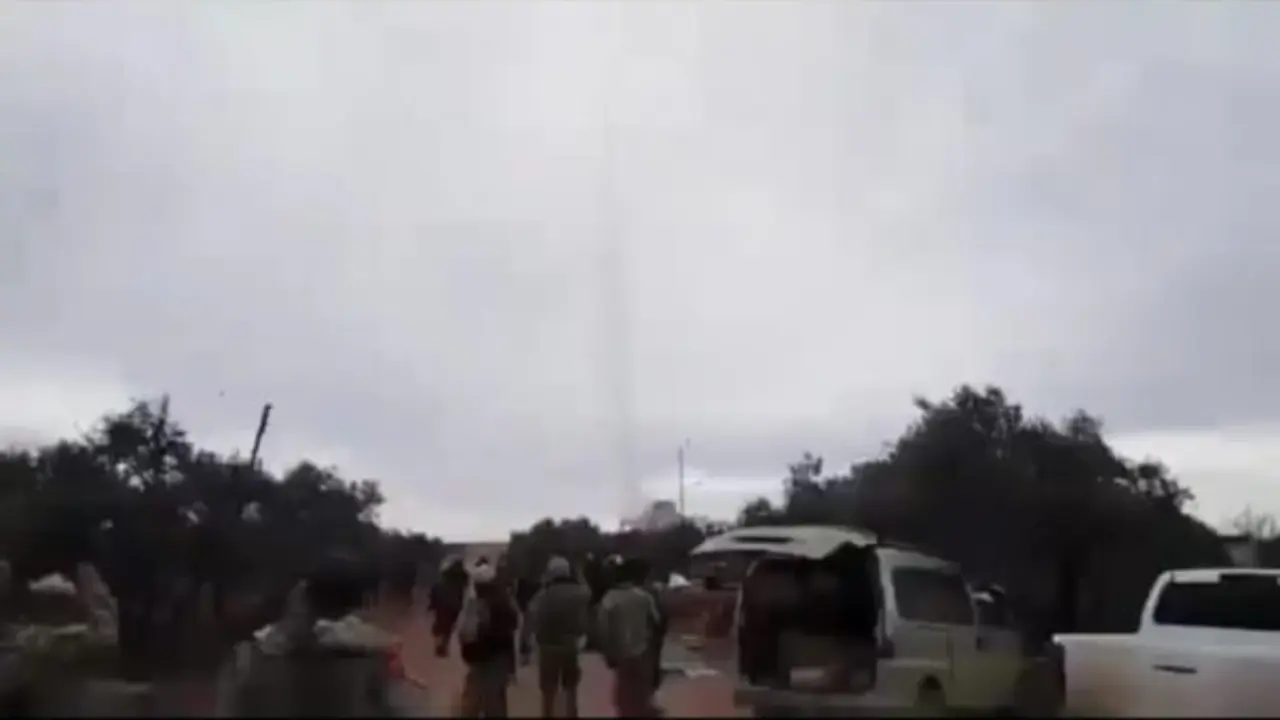 Rebeldes sirios disparan contra un helic&oacute;ptero del ej&eacute;rcito sirio. / RR.SS