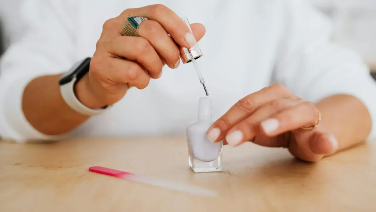 Manos con esmalde de u&ntilde;as.