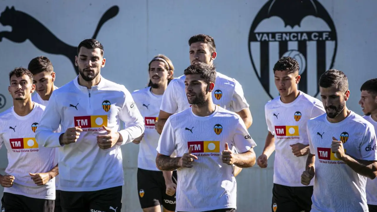 Los futbolistas del Valencia en pleno entrenamiento. / @valenciacf
