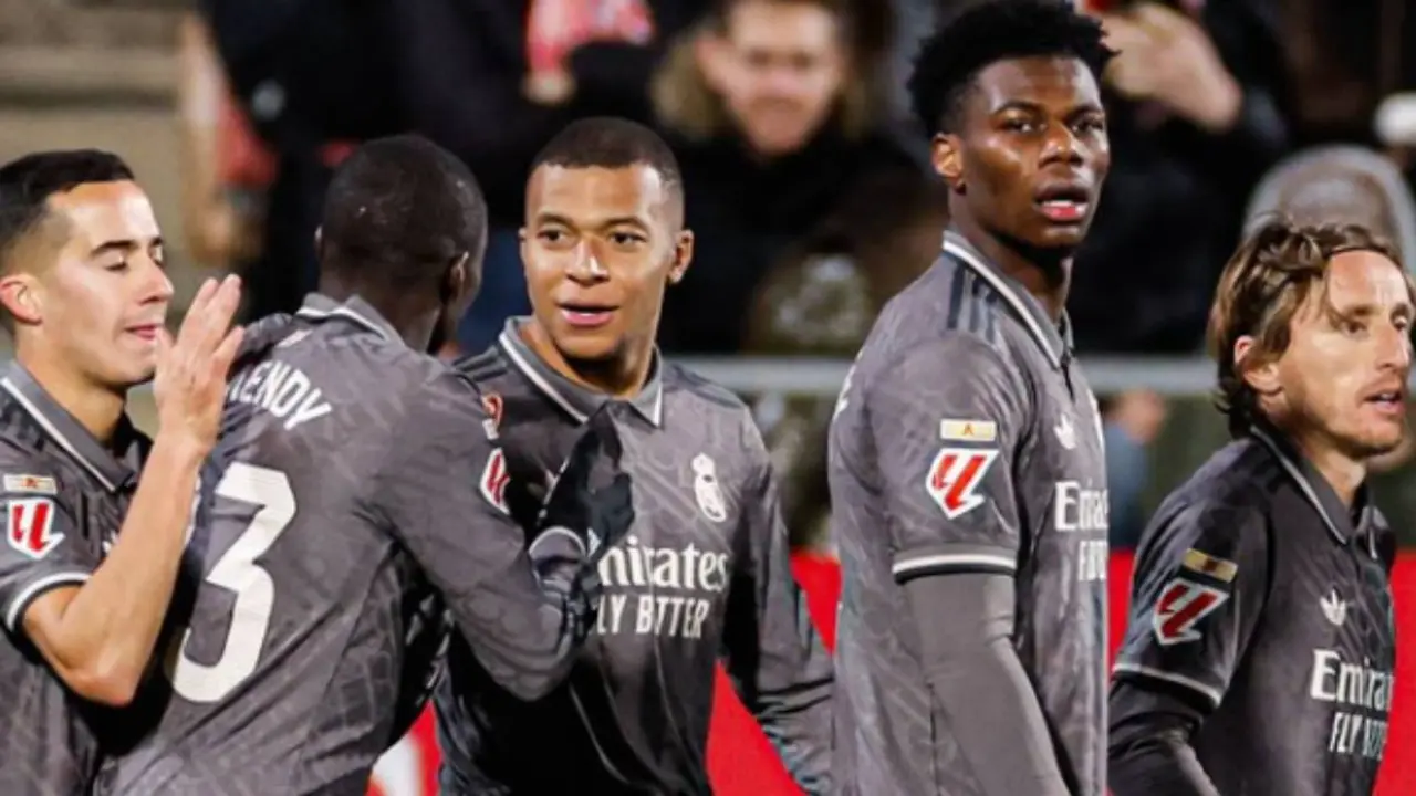 Los futbolistas del Madrid celebrando el gol de Mbapp&eacute;. / @realmadrid