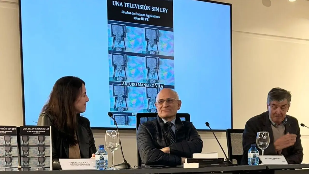 Fuencisla Cid, Arturo Maneiro y Anxo Quintanilla en la presentaci&oacute;n del libro Una televisi&oacute;n sin ley, de Mundiediciones. / Mundiario