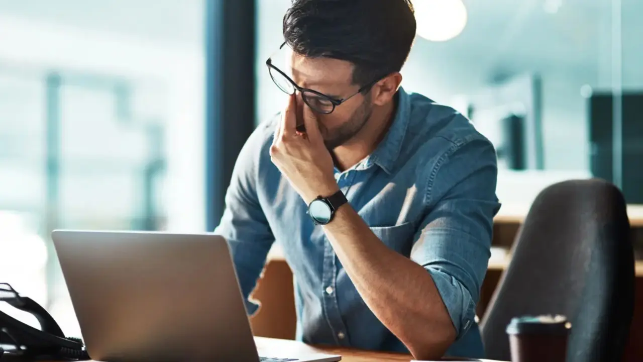 Un hombre trabaja con su computador. / RR SS.