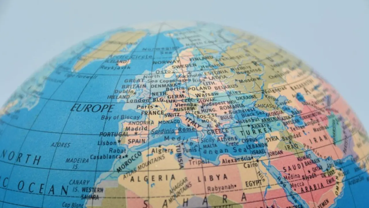 Globo terraqueo que visualiza un mapa de &Aacute;frica y Europa. / Pexels.