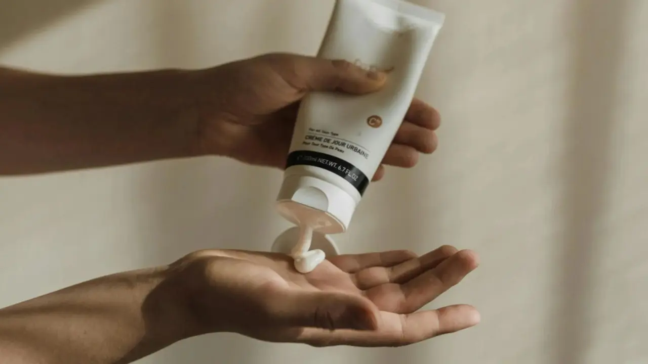 Manos con crema multiusos.