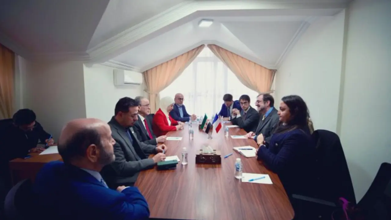 La oposici&oacute;n siria en reuni&oacute;n con el enviadado especial de Francia para Siria. /@hadialbahra