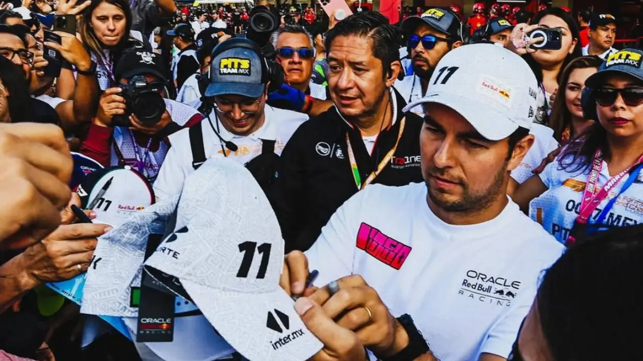 Sergio P&eacute;rez firmando aut&oacute;grafos. /  Instagram: schecoperez
