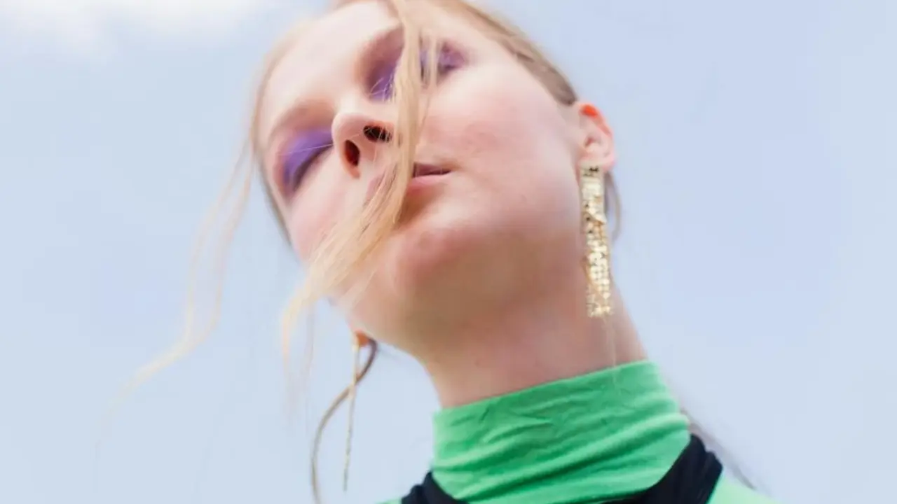 Mujer con sombra de ojos.