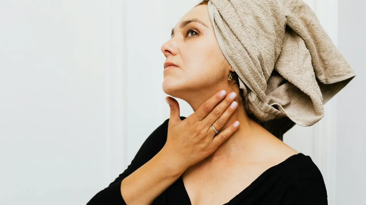 Mujer con crema en el cuello.