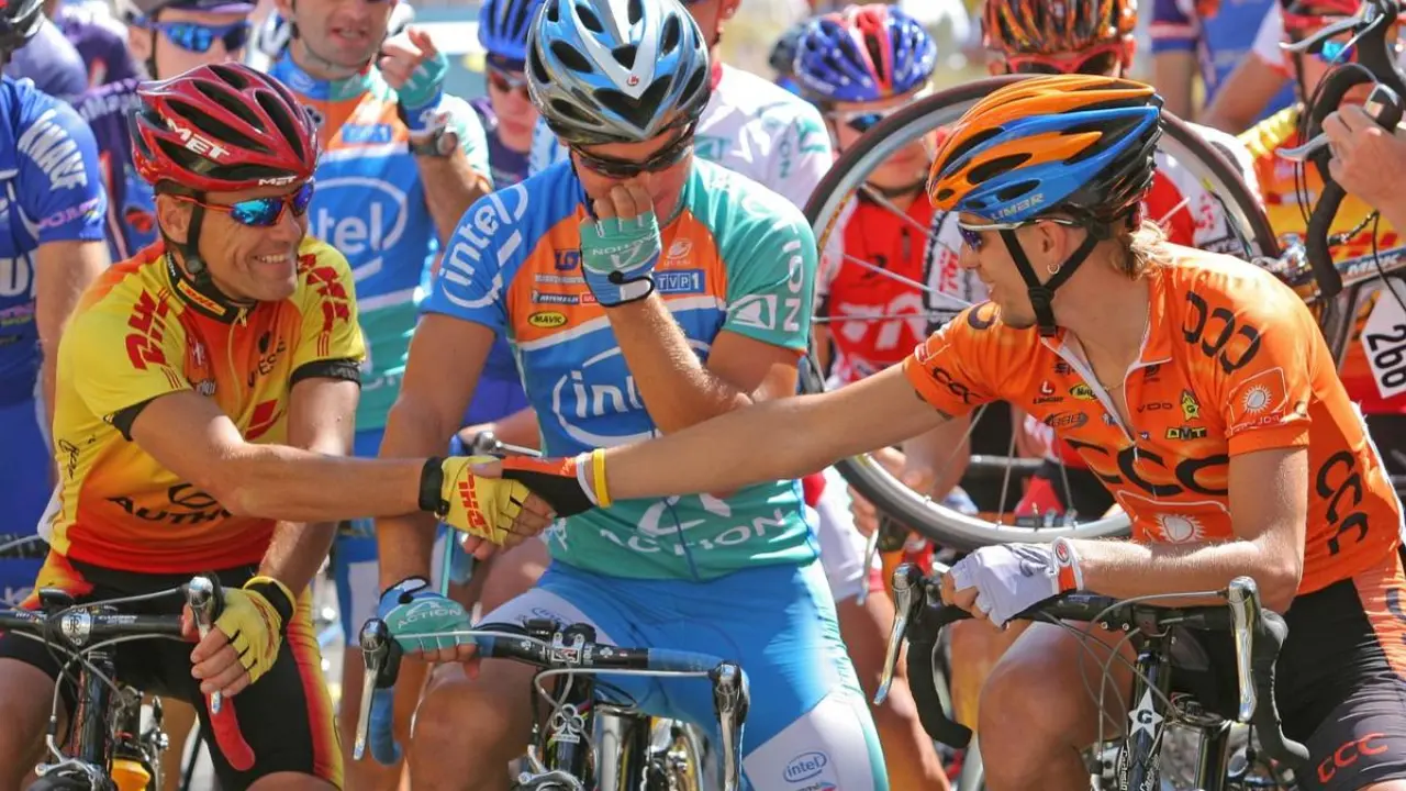 Imagen referencial de profesionales de ciclismo de ruta. /  Pixabay